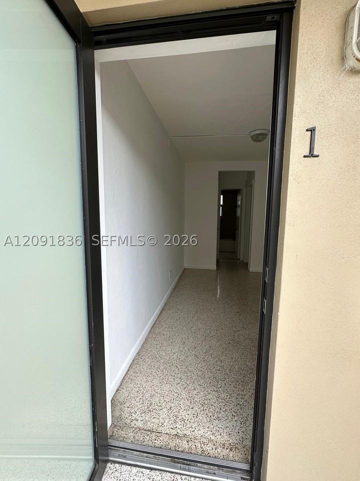 910 Sw 29th Ave #1 - Photo 4 of 13