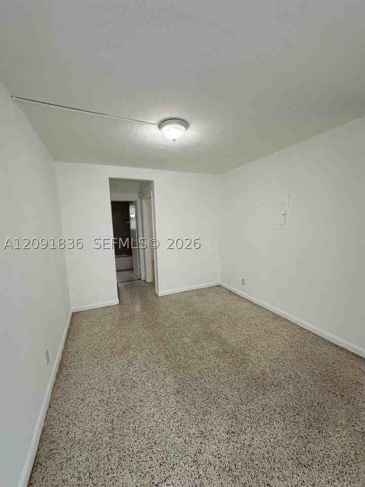 910 Sw 29th Ave #1 - Photo 7 of 13