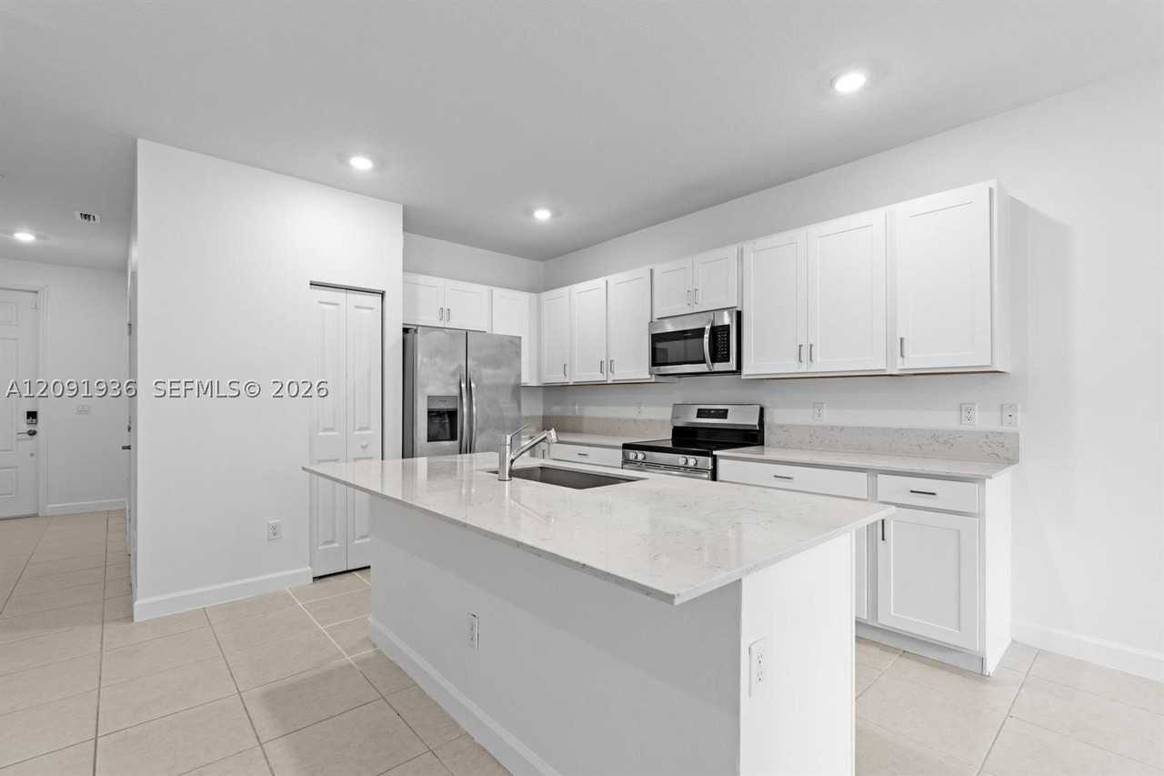 4667 Hollister Ave - Photo 5 of 35