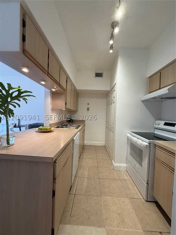 18322 Nw 68th Ave #B - Photo 2 of 16