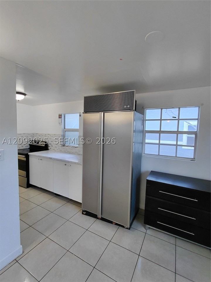 1918 Nw 47th St - Photo 4 of 13