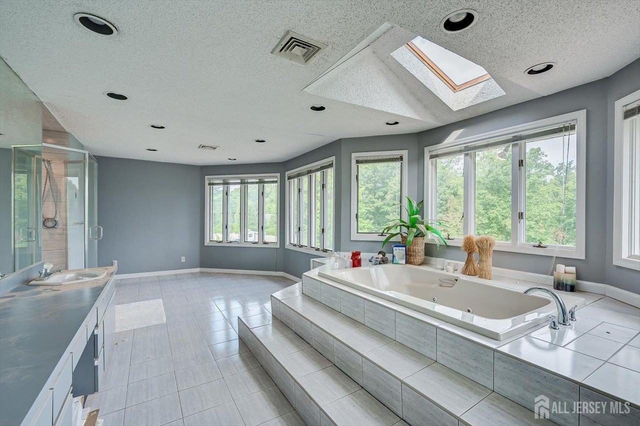 8 Nathan Dr - Photo 5 of 35
