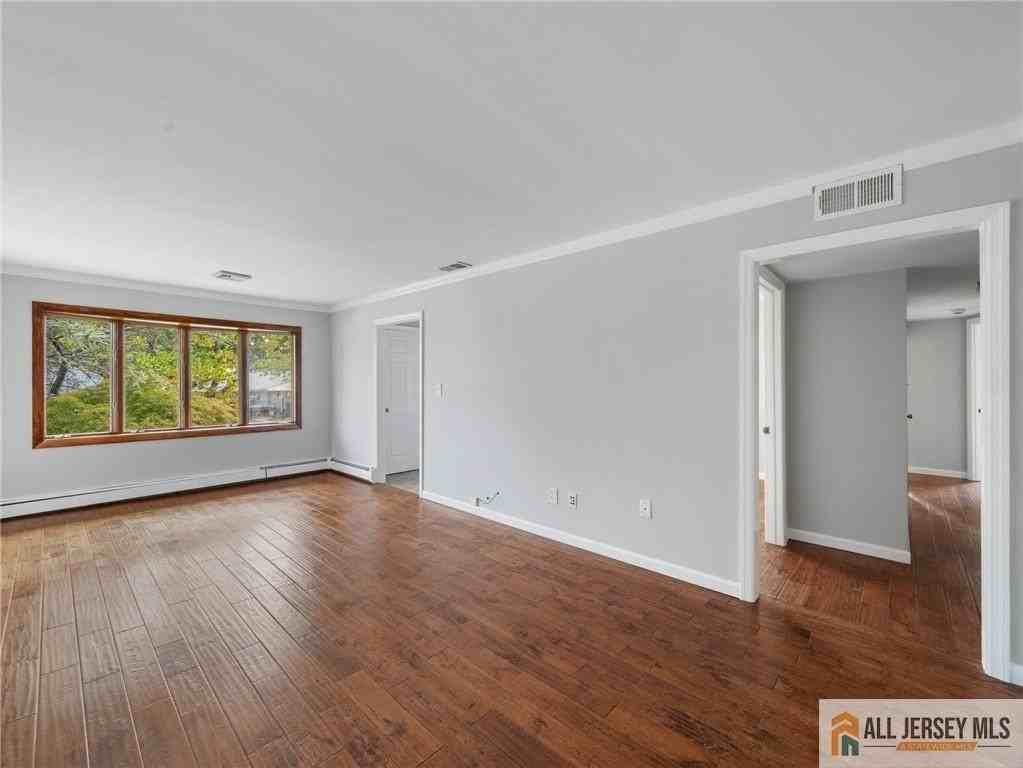 55 Gurley Rd - Photo 7 of 32