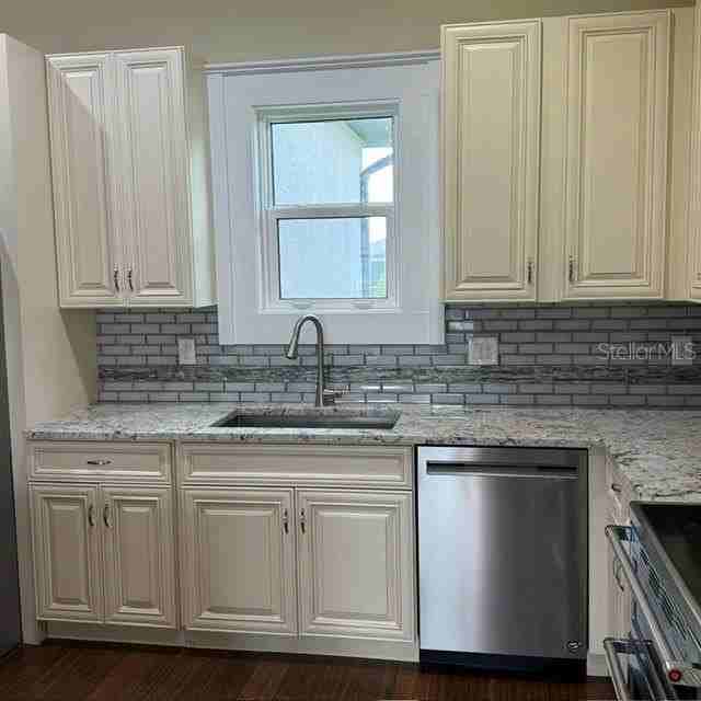 2255 Ribble St - Photo 4 of 18