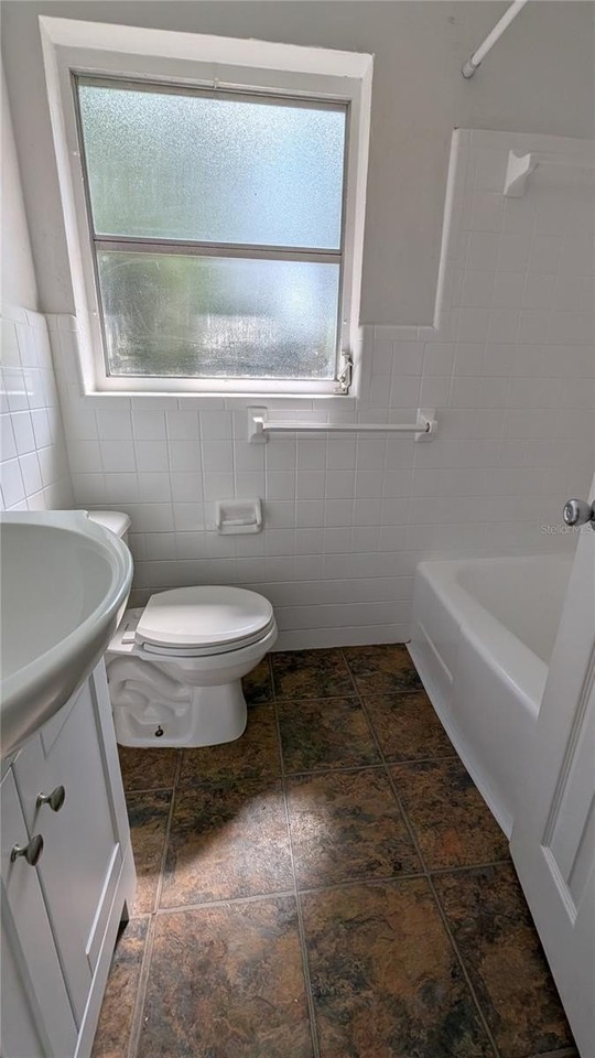 3219 Nw 12th St - Photo 3 of 7