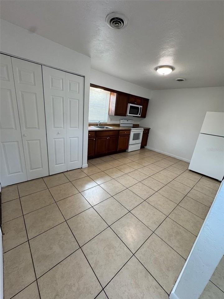 1712 Ne 71st St - Photo 5 of 13