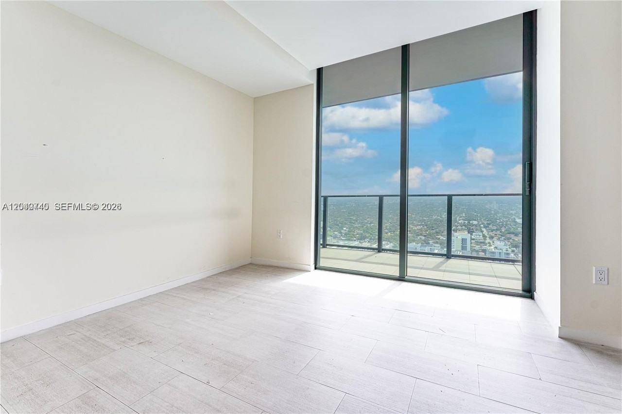 1000 Brickell Plz - Photo 4 of 8