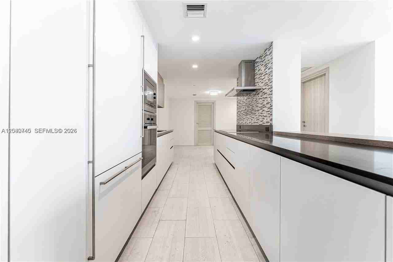 1000 Brickell Plz - Photo 6 of 8
