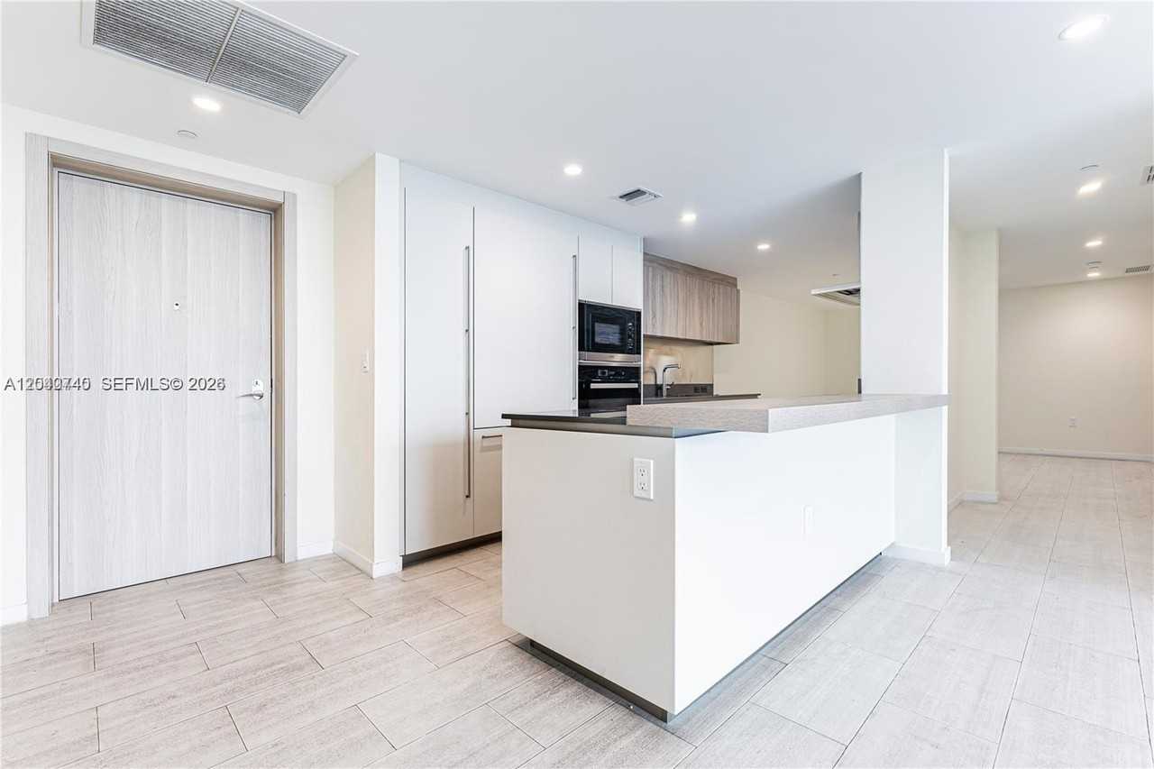 1000 Brickell Plz - Photo 7 of 8
