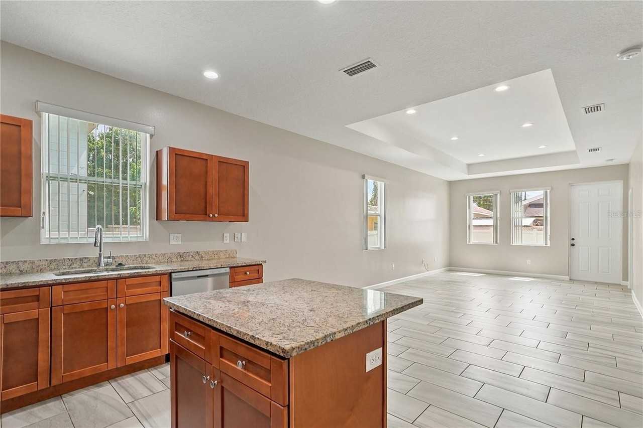 2736 W Spruce St - Photo 6 of 17