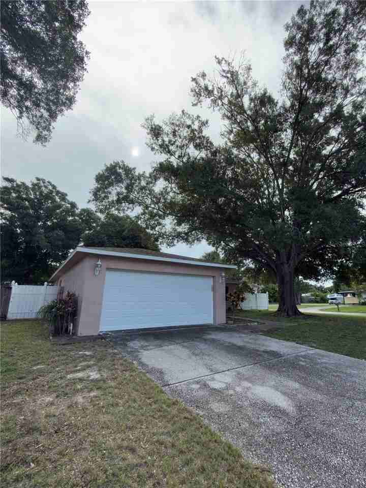 11001 Longhill Dr N - Photo 3 of 29