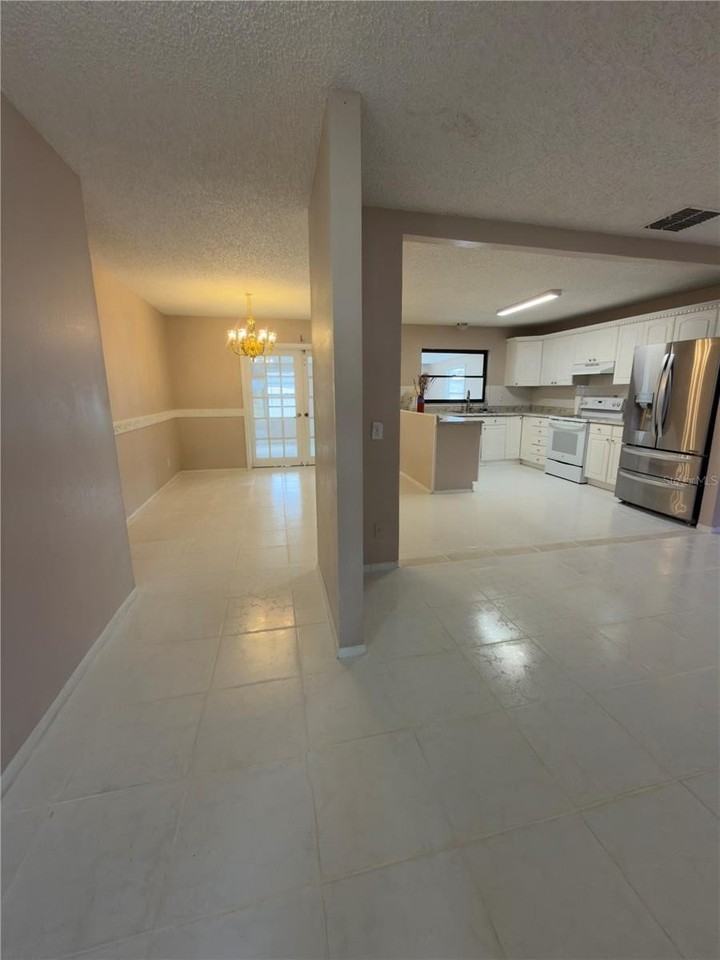 11001 Longhill Dr N - Photo 6 of 29