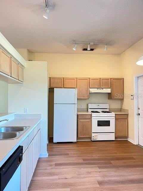 430 Berwick Cir - Photo 3 of 17