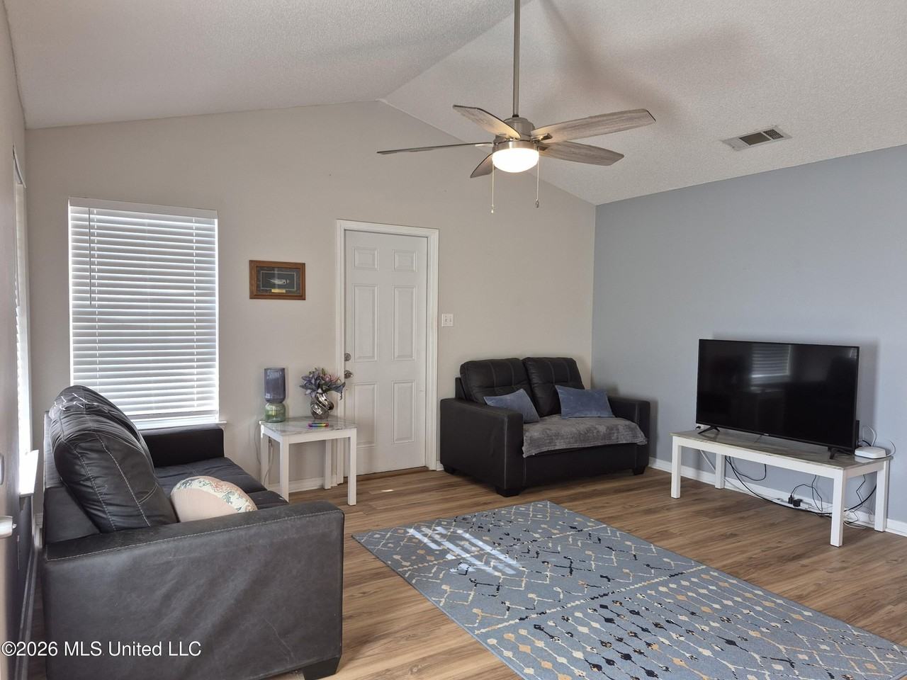 13157 W Country Hills Dr - Photo 3 of 22