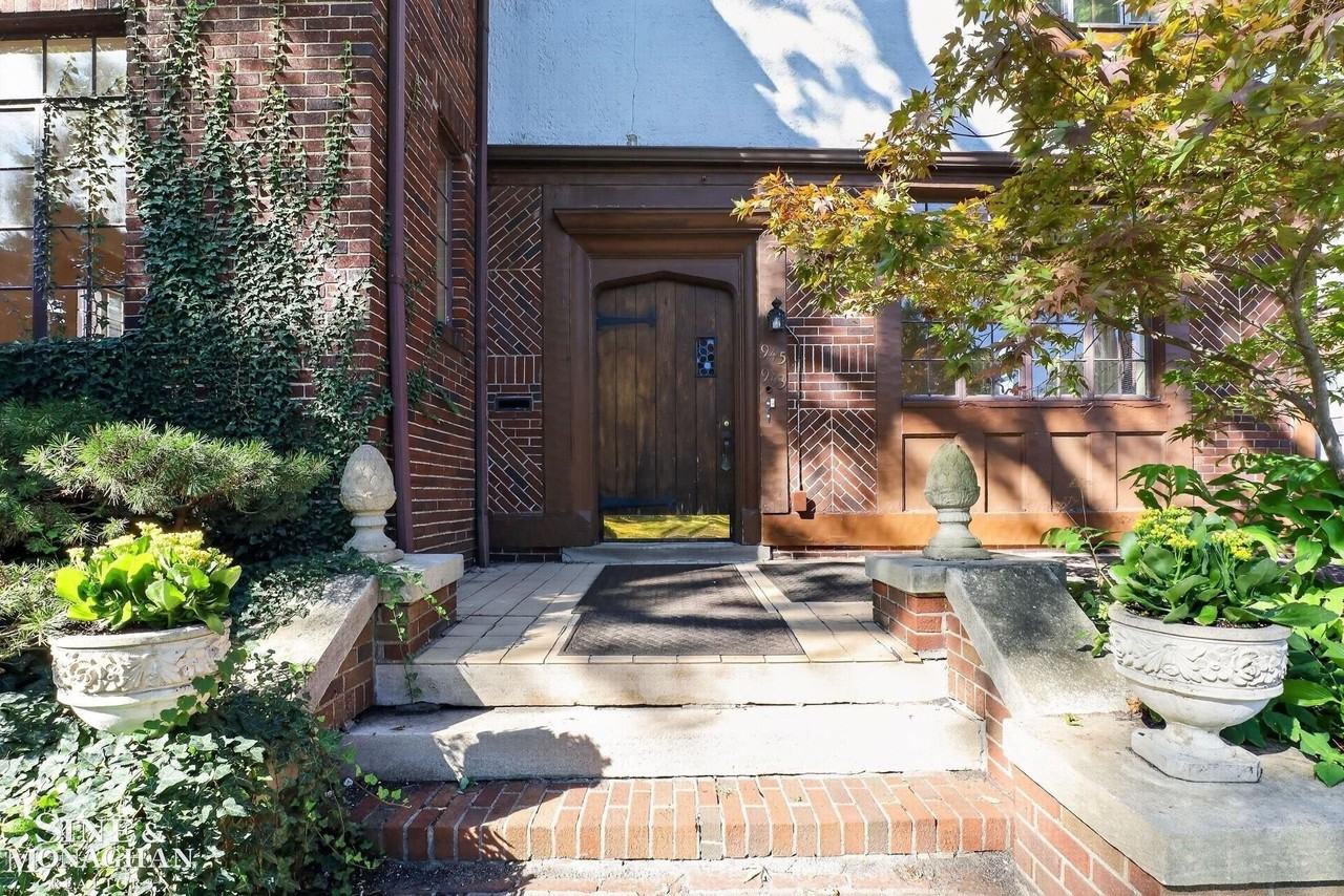 943 Harcourt Rd - Photo 2 of 22