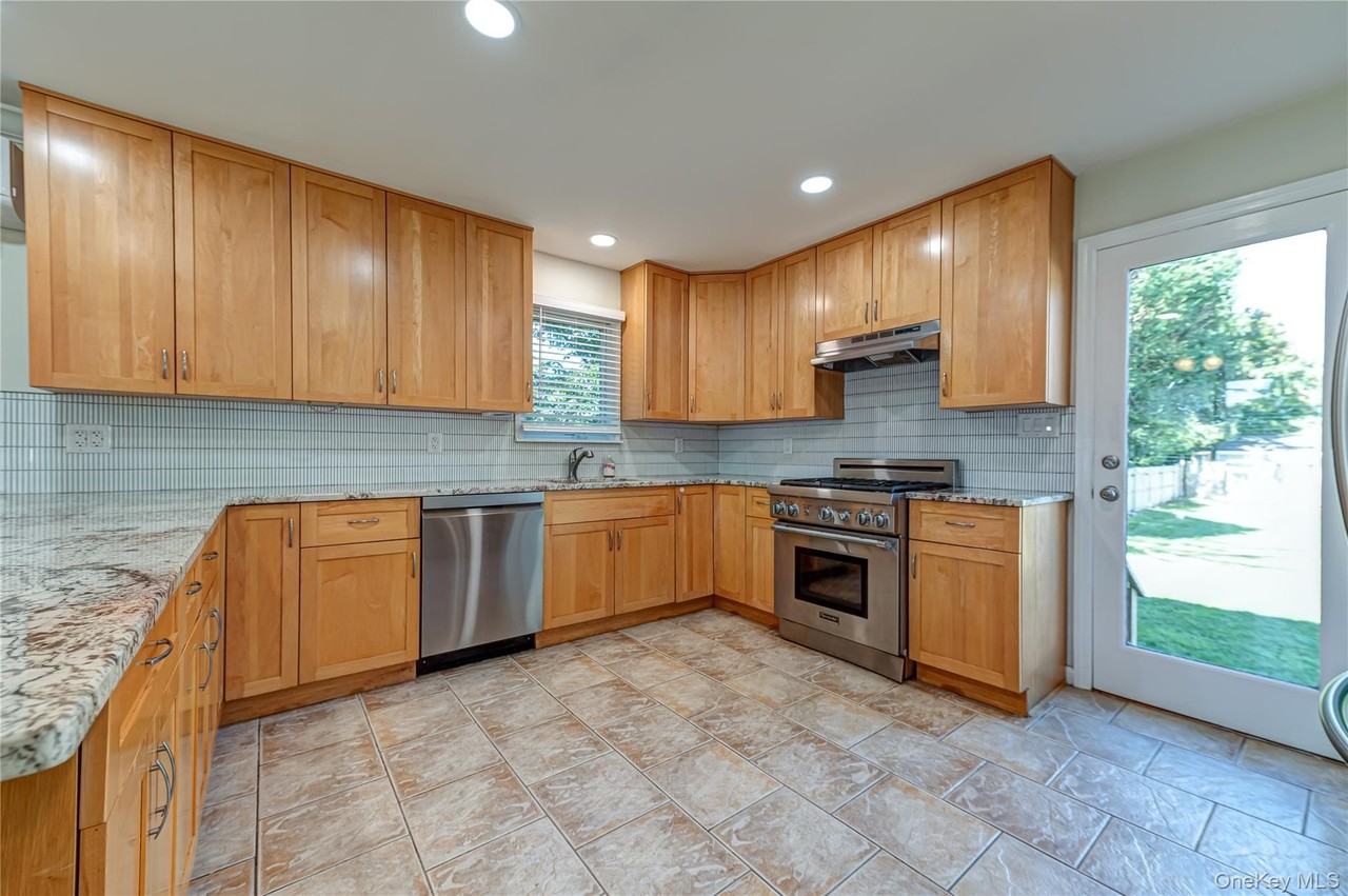 63 Boulevard Ave - Photo 3 of 24