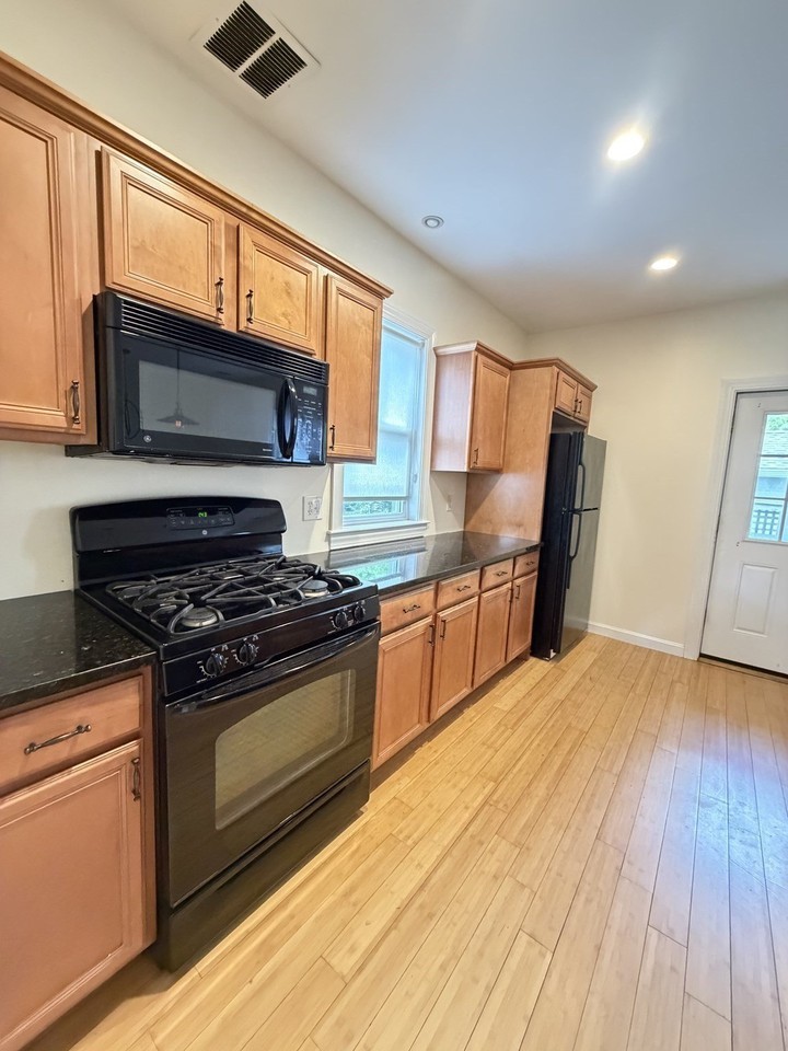 180 Warren St #180 - Photo 5 of 7