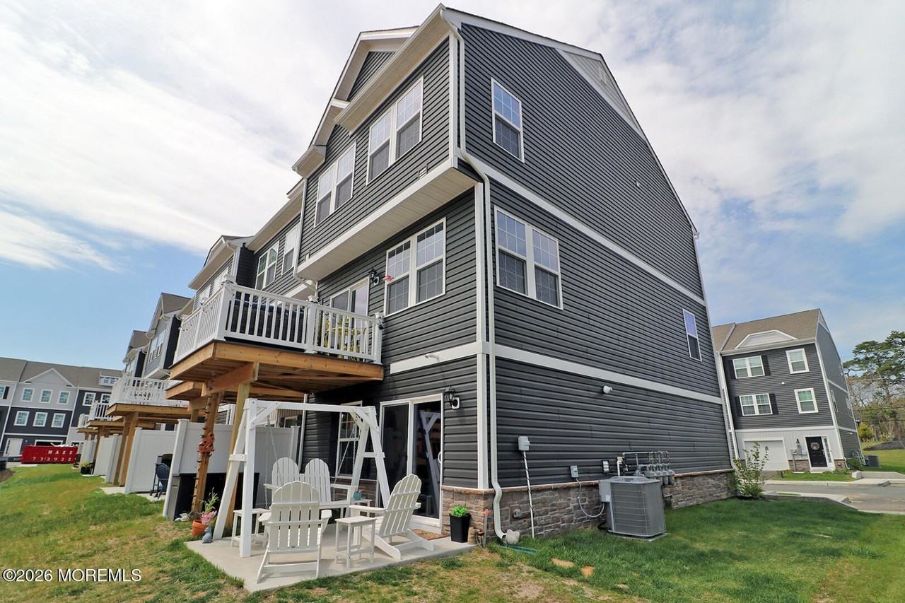 16 Baybreeze Dr - Photo 3 of 44