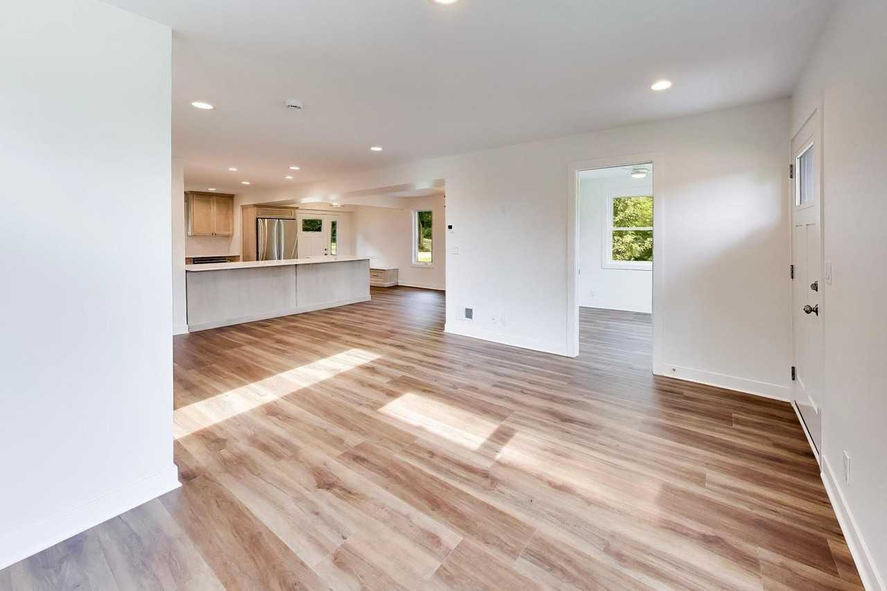 1444 Seminole Rd - Photo 5 of 36