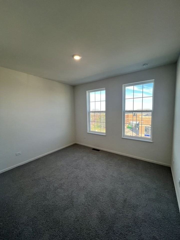 2925 Showplace Dr - Photo 4 of 13