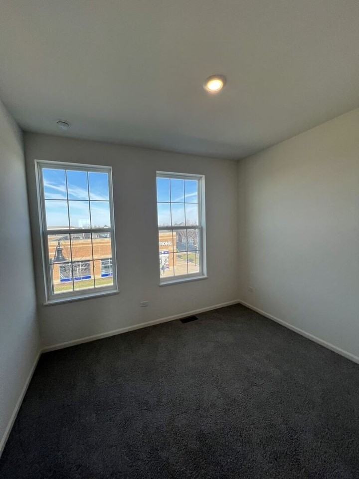2925 Showplace Dr - Photo 5 of 13