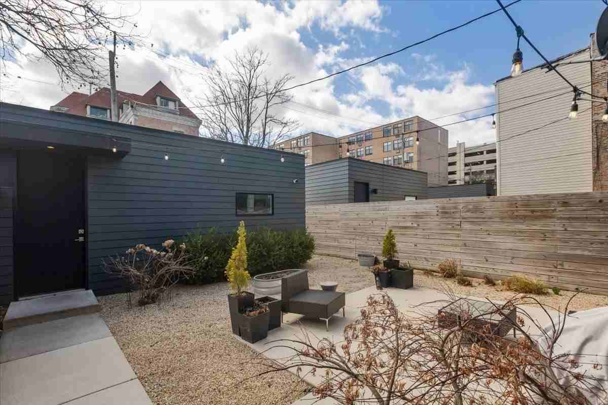 559 E 50th St - Photo 2 of 39