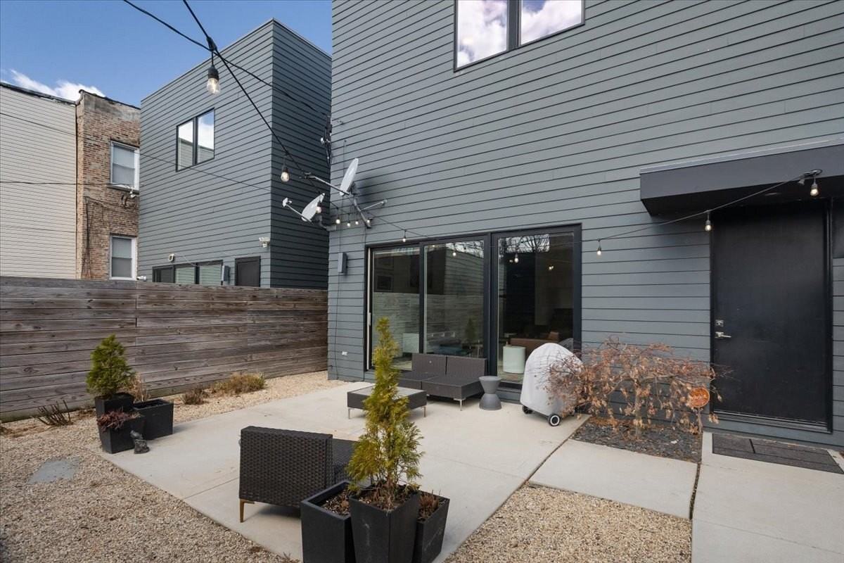 559 E 50th St - Photo 3 of 39