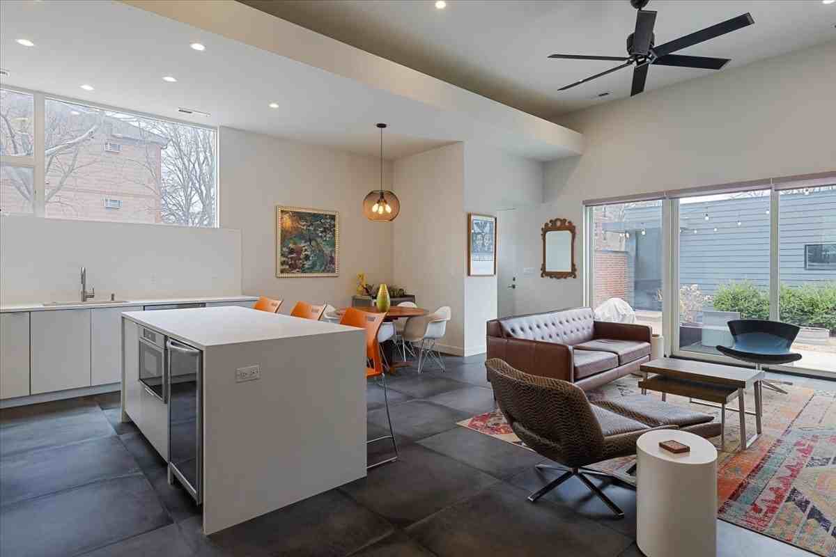 559 E 50th St - Photo 4 of 39