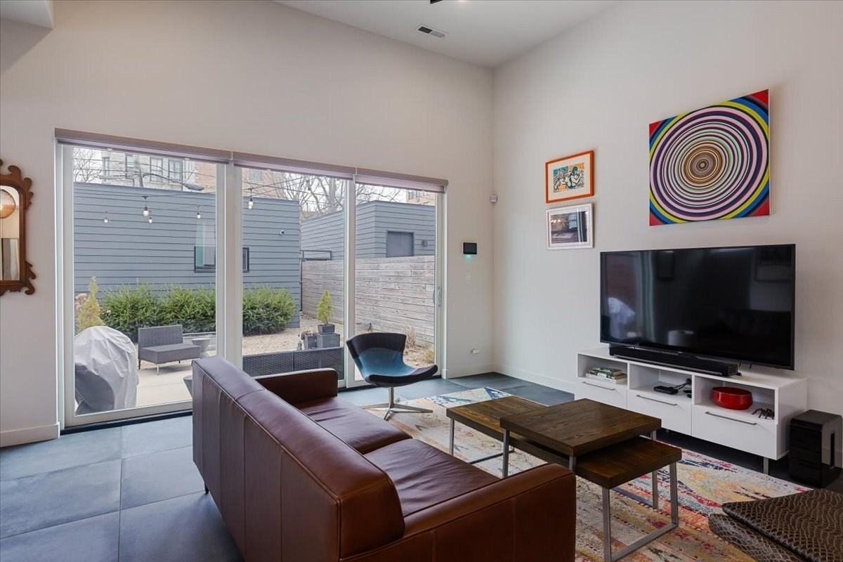 559 E 50th St - Photo 5 of 39