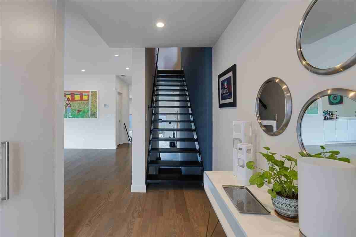 559 E 50th St - Photo 7 of 39