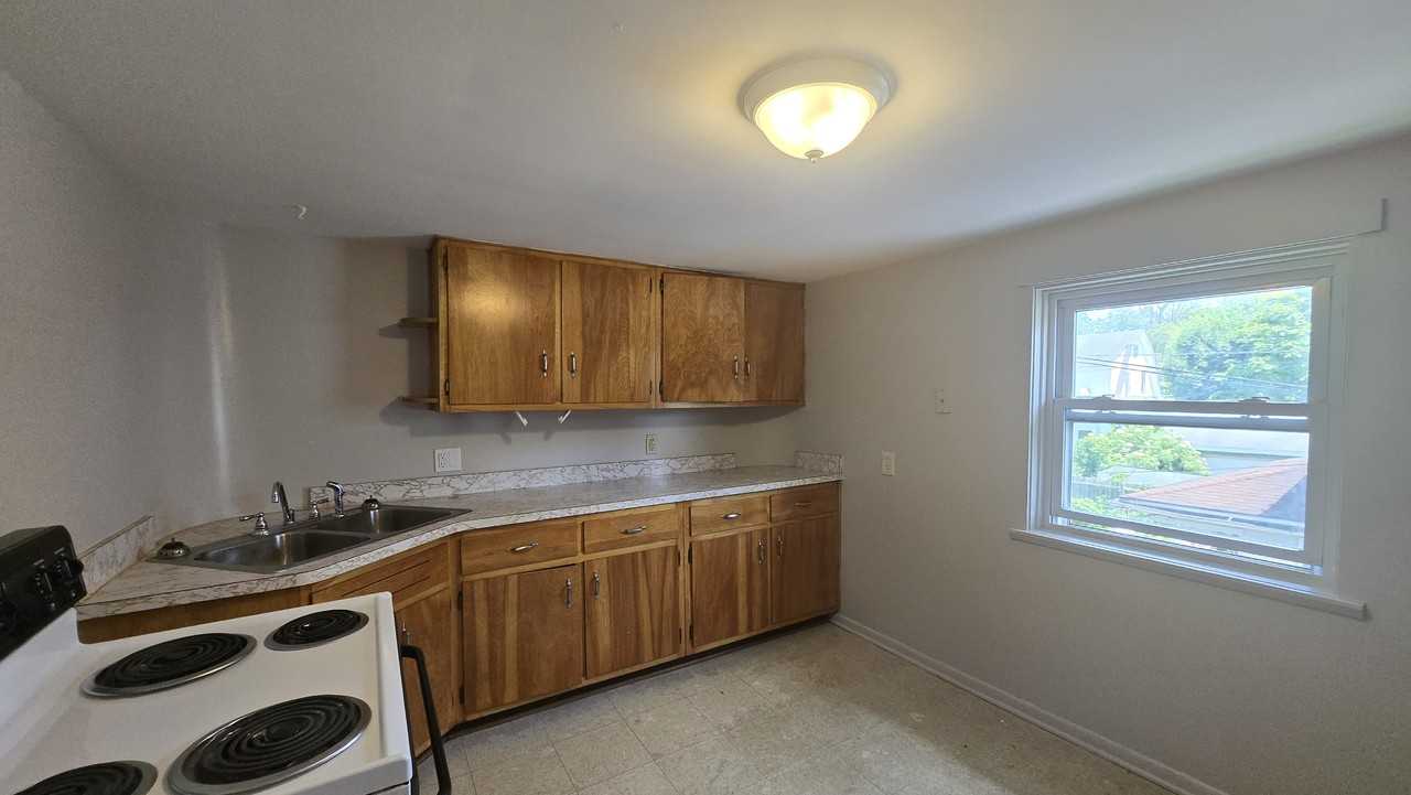1113 High St Ne Fl 2 - Photo 4 of 11