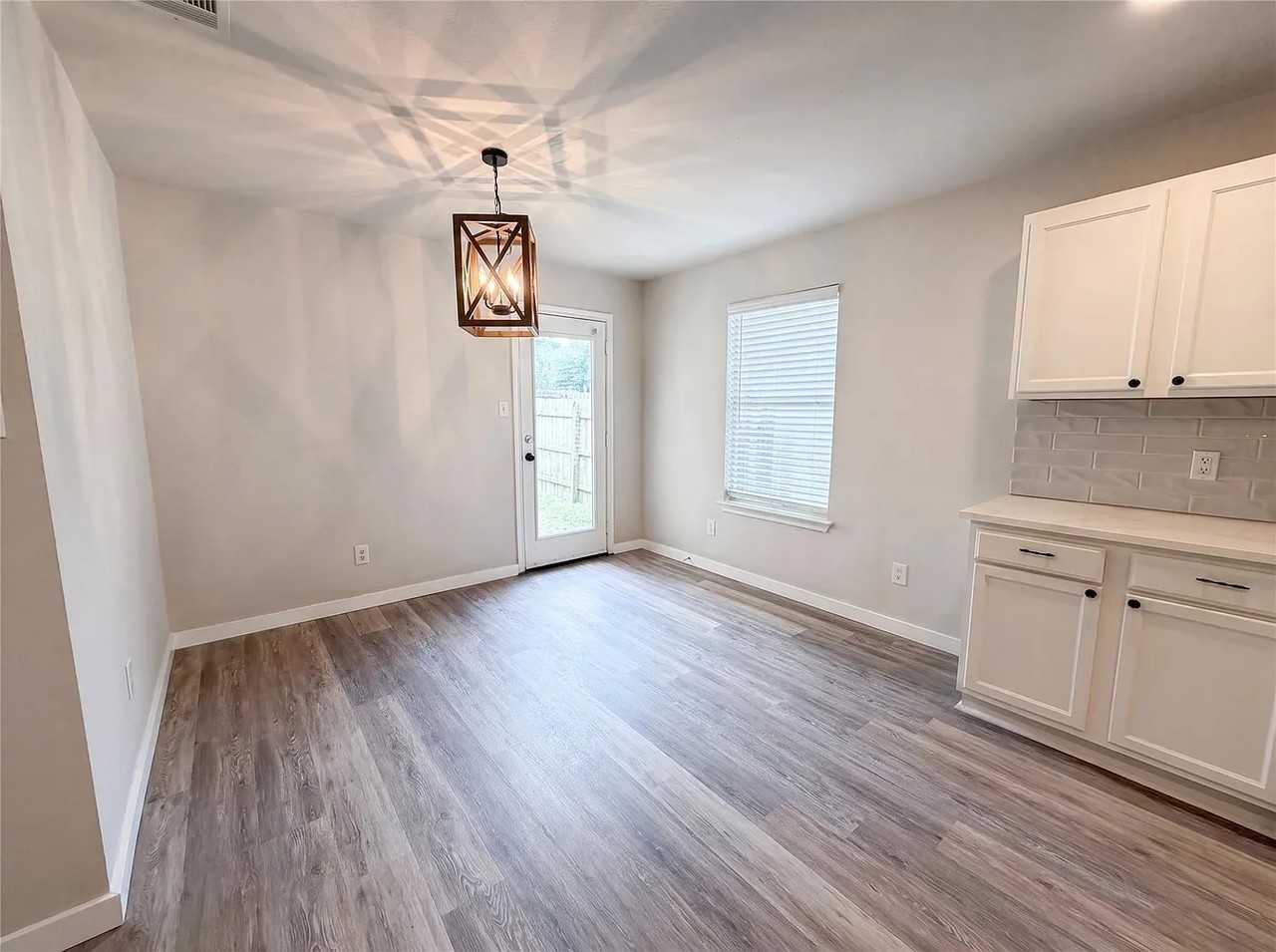 1076 Shadow Creek Boulevard - Photo 2 of 4