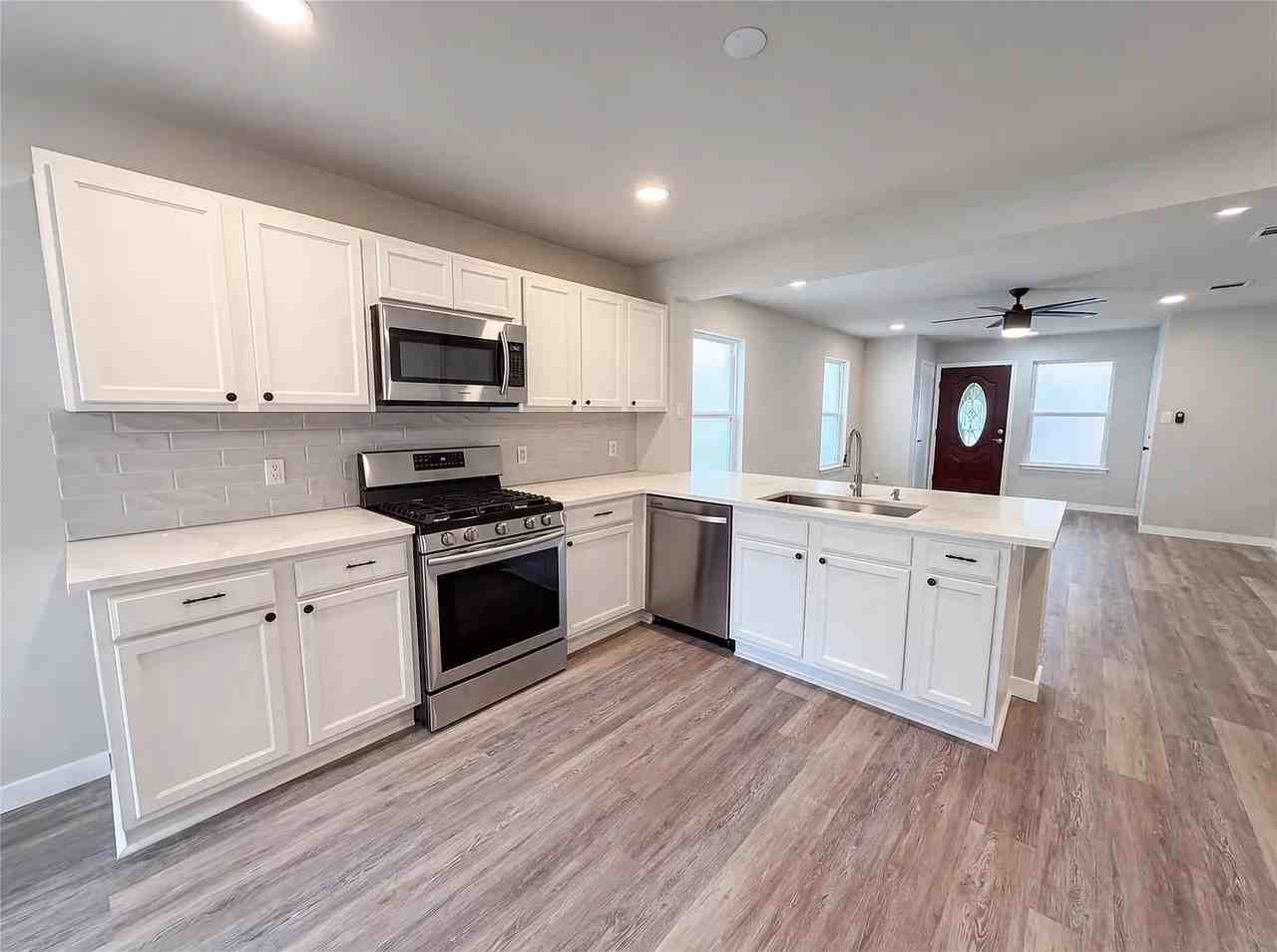 1076 Shadow Creek Boulevard - Photo 4 of 4