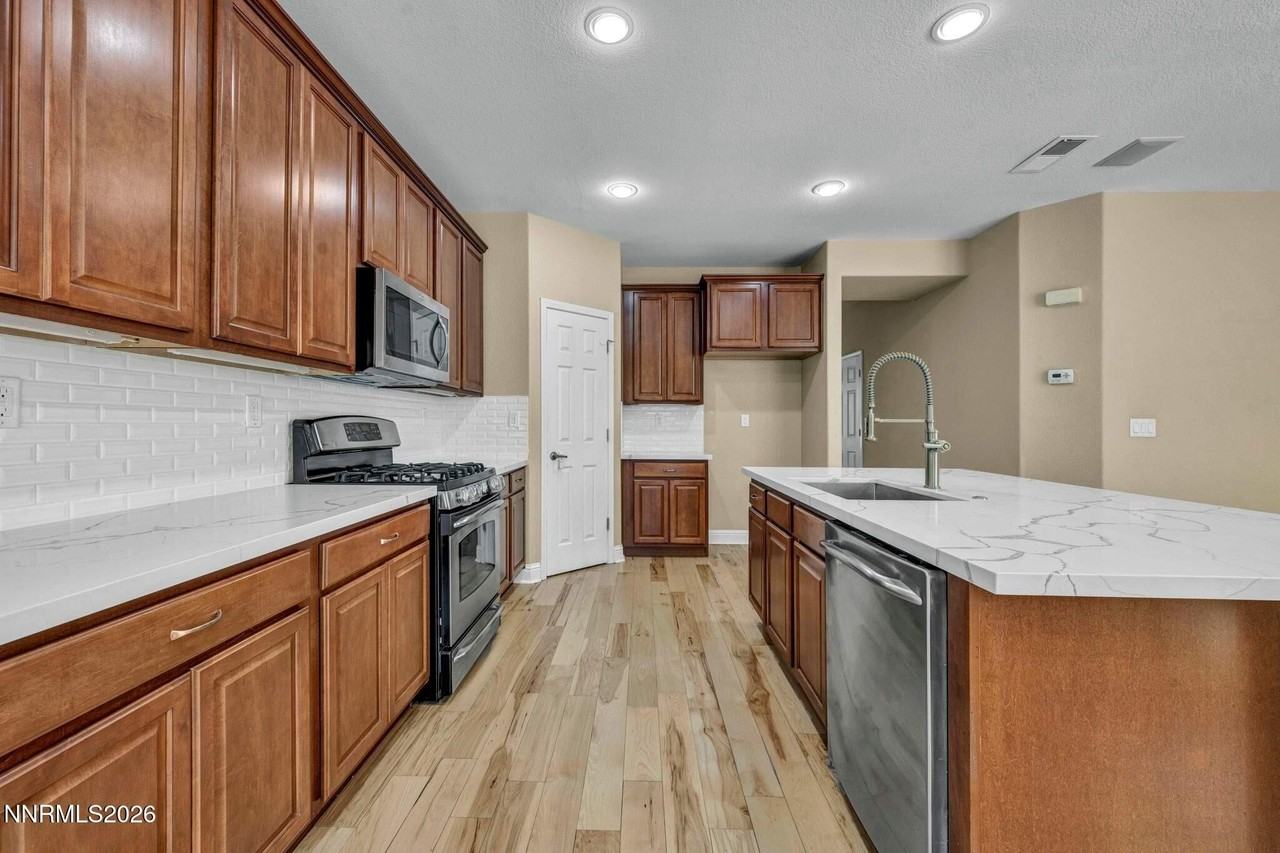 520 Needles Ct - Photo 3 of 20