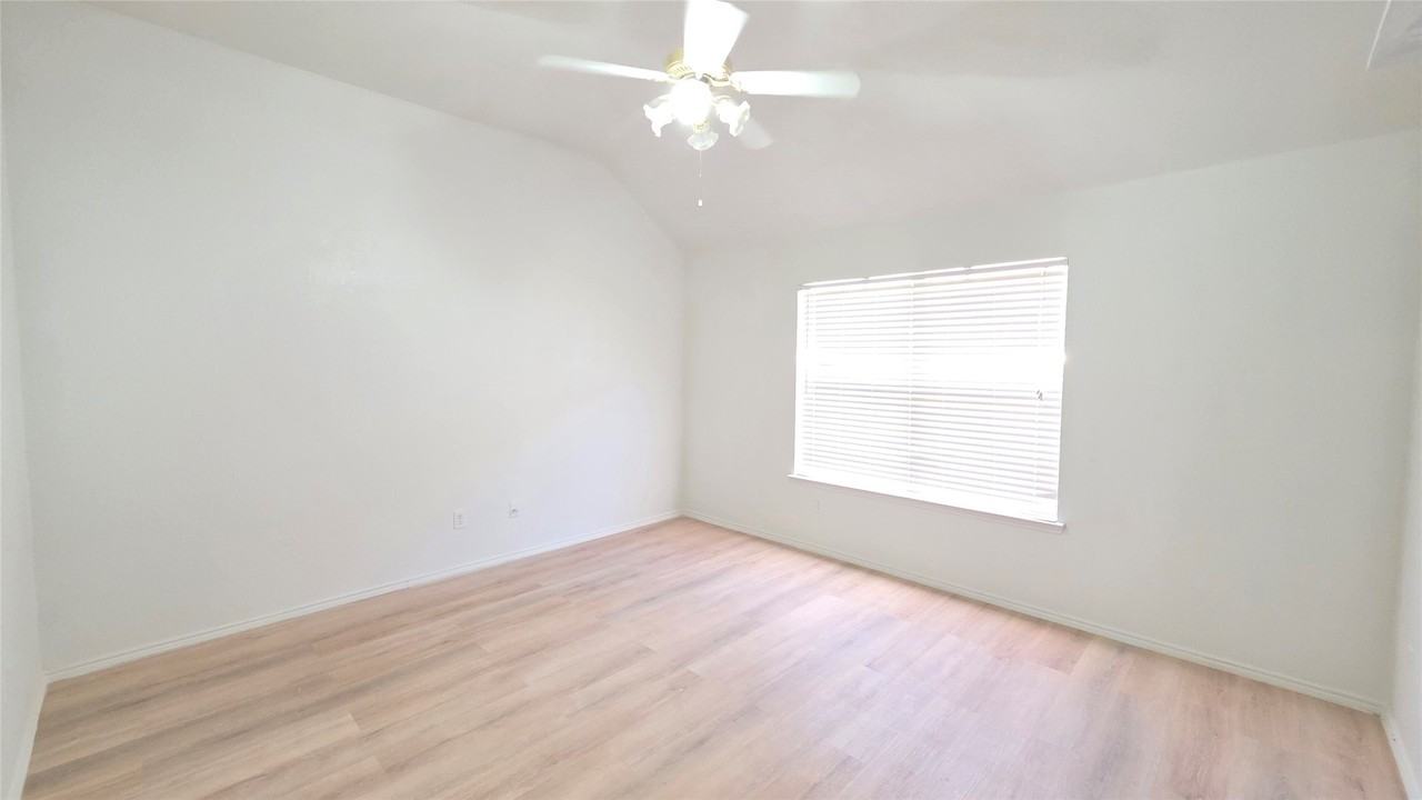 1608 Broadmoor Dr - Photo 2 of 12