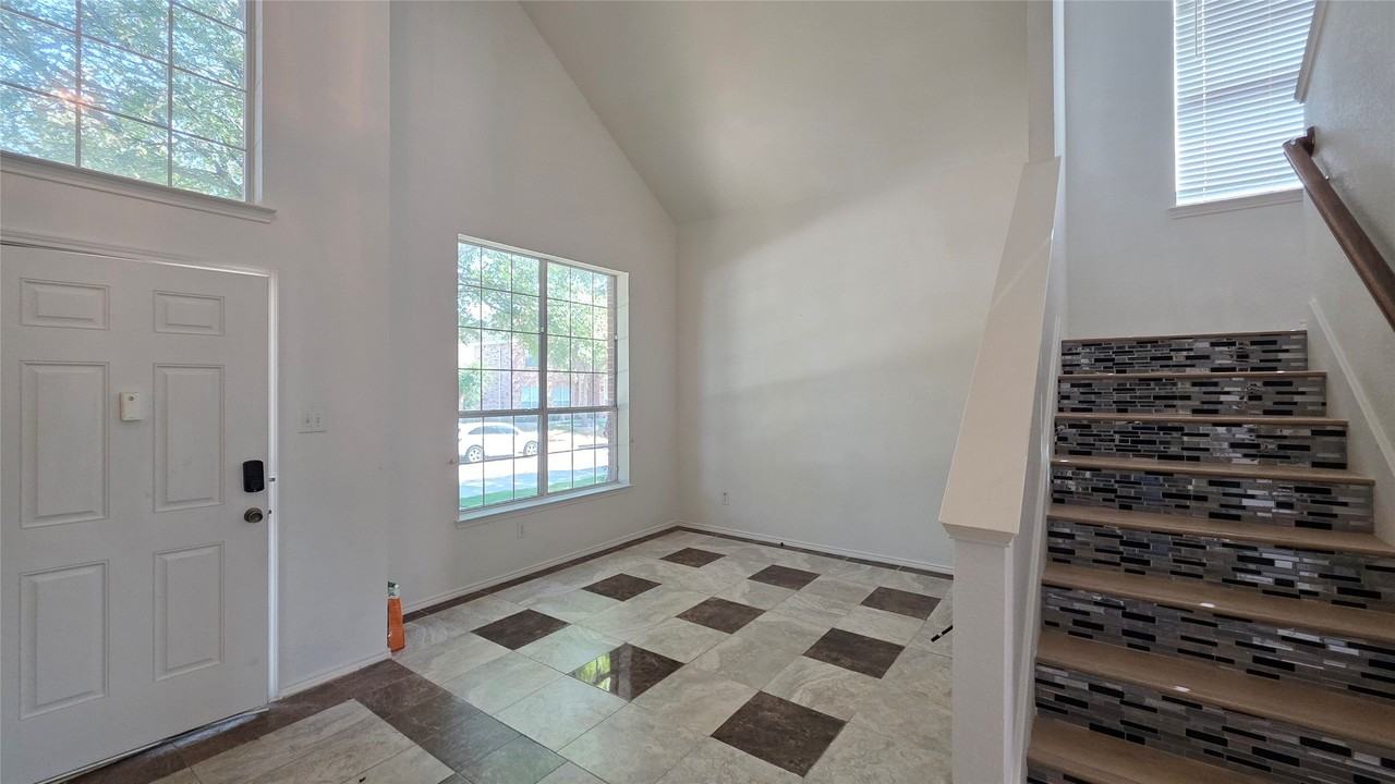 1608 Broadmoor Dr - Photo 5 of 12