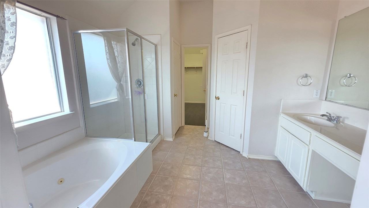 1608 Broadmoor Dr - Photo 6 of 12