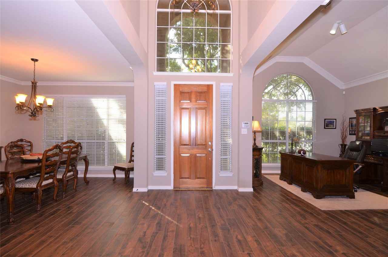 2412 Clearwood Ln - Photo 4 of 30
