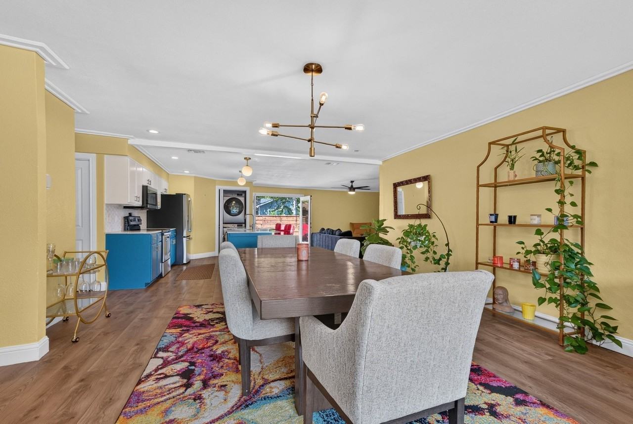 10447 Sylvia Dr - Photo 3 of 33
