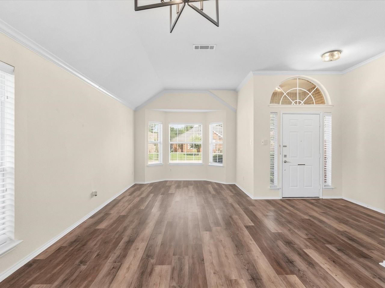 3860 Gillespie Dr - Photo 6 of 29