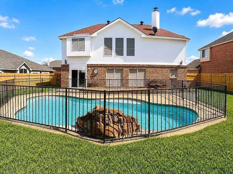 5709 Parkwood Trl - Photo 3 of 27