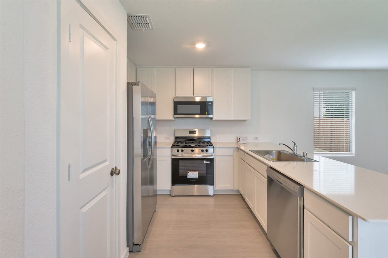 12104 Steeplechase Dr - Photo 4 of 25