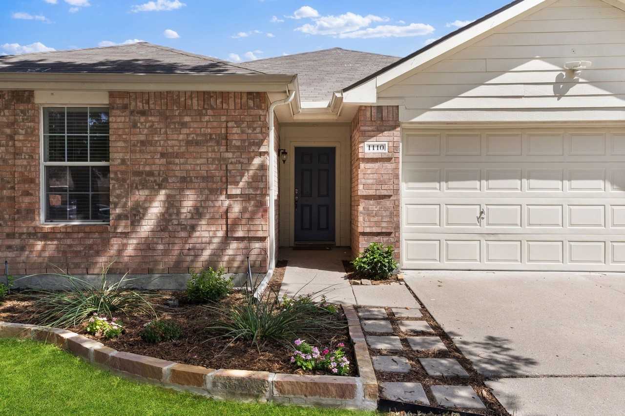 1110 Antoinette Dr - Photo 4 of 35