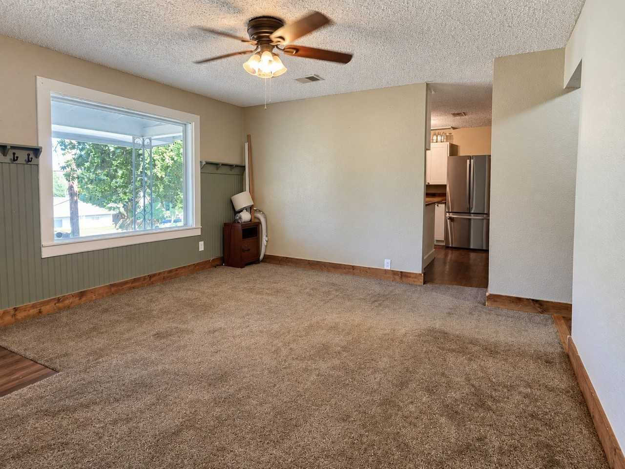 636 E Columbia Dr - Photo 3 of 18