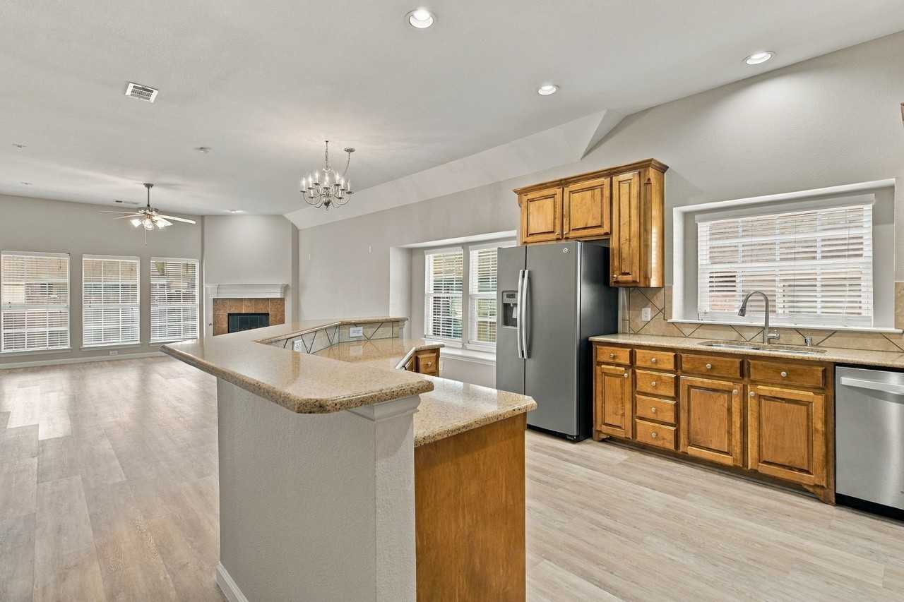 11535 Yoakum Dr - Photo 7 of 30