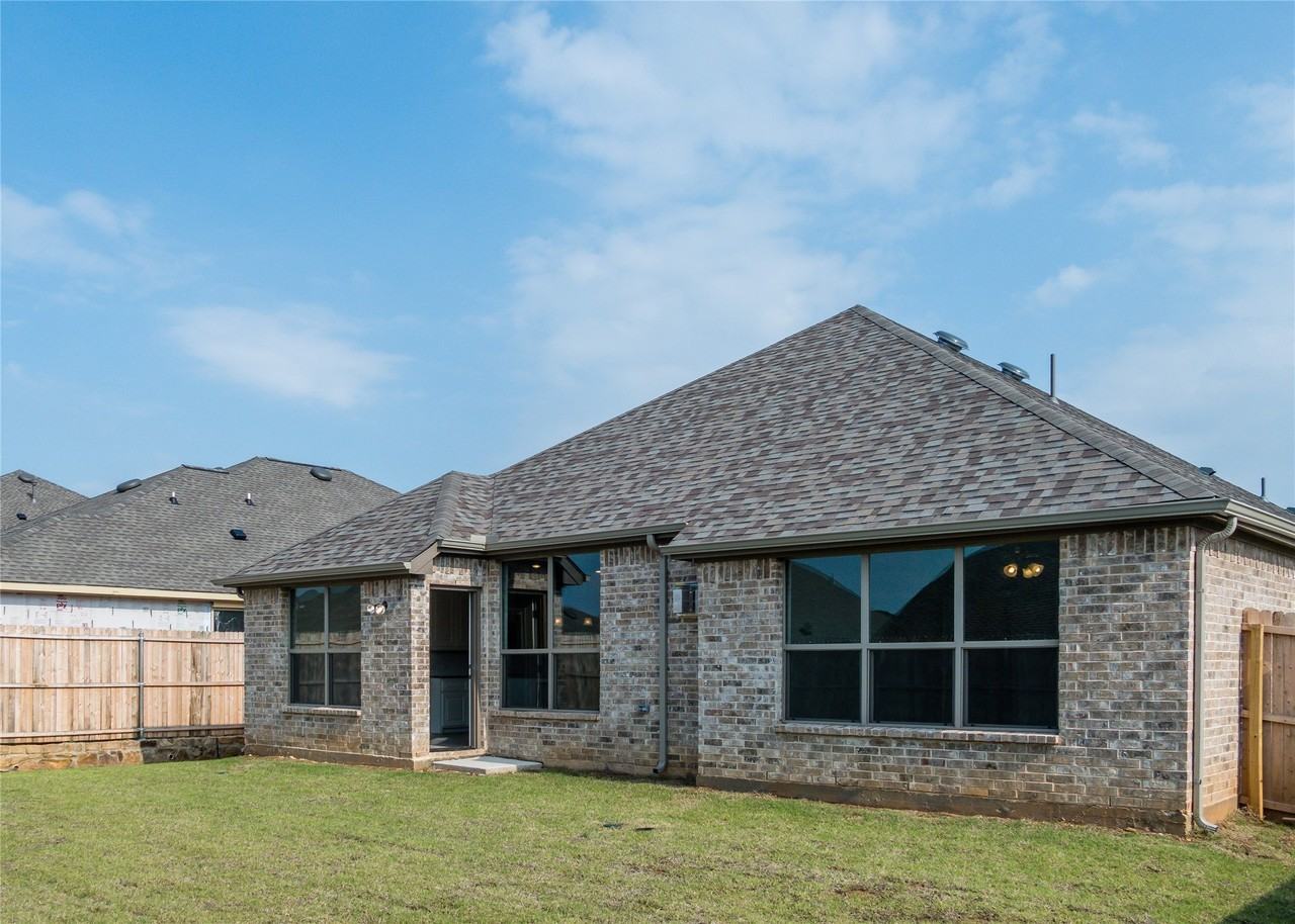 1909 Pavilion Ln - Photo 2 of 17