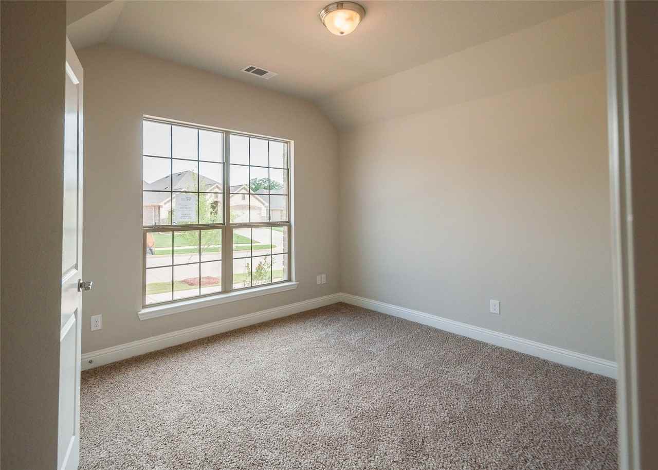1909 Pavilion Ln - Photo 4 of 17