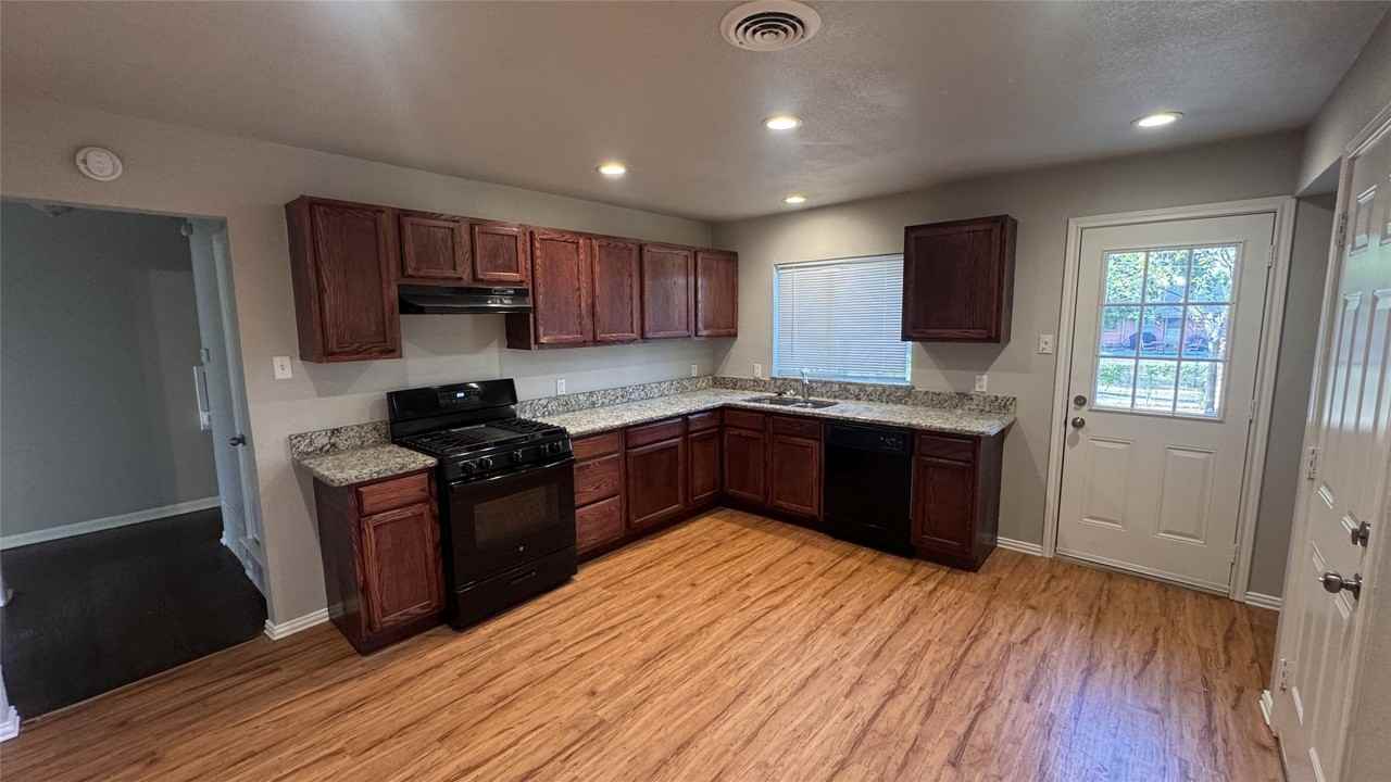 214 E Carolyn Dr - Photo 3 of 22