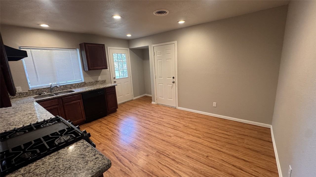214 E Carolyn Dr - Photo 5 of 22