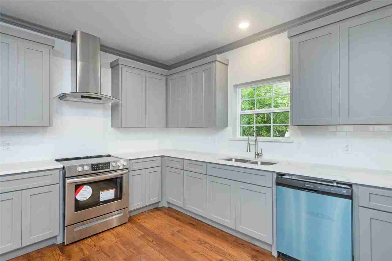 3601 Henry St - Photo 3 of 24